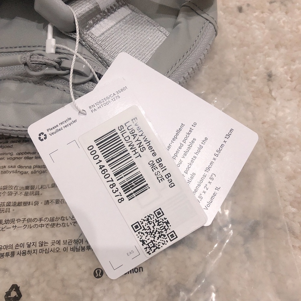 NEW Lululemon Everywhere Belt Bag in Silver Drop/White - Picture 6 of 6